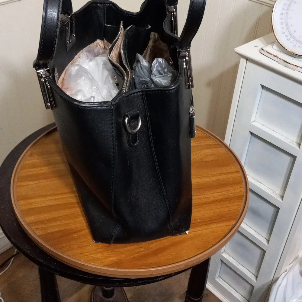 C black faux leather  shoulder bag - Picture 4 of 9